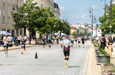 Varşova, Polonya, 9 Haziran 2024: Ironman triatlonu, eski Varşova şehir merkezinde demir adam triatlon yarışları, editoryal görüntü