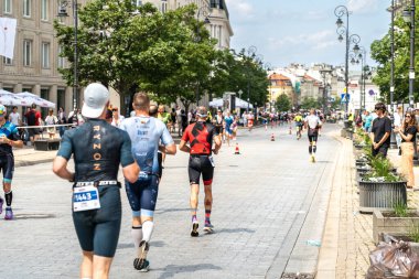 Varşova, Polonya, 9 Haziran 2024: Ironman triatlonu, eski Varşova şehir merkezinde demir adam triatlon yarışları, editoryal görüntü