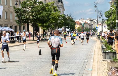 Varşova, Polonya, 9 Haziran 2024: Ironman triatlonu, eski Varşova şehir merkezinde demir adam triatlon yarışları, editoryal görüntü