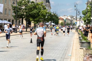 Varşova, Polonya, 9 Haziran 2024: Ironman triatlonu, eski Varşova şehir merkezinde demir adam triatlon yarışları, editoryal görüntü