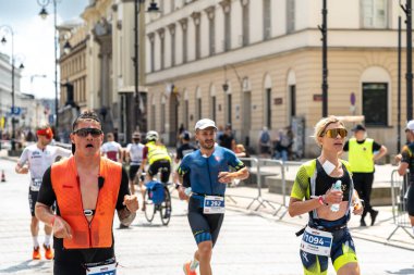 Varşova, Polonya, 9 Haziran 2024: Ironman triatlonu, eski Varşova şehir merkezinde demir adam triatlon yarışları, editoryal görüntü