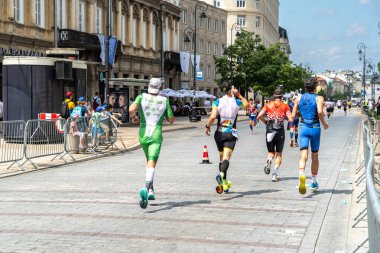Varşova, Polonya, 9 Haziran 2024: Ironman triatlonu, eski Varşova şehir merkezinde demir adam triatlon yarışları, editoryal görüntü