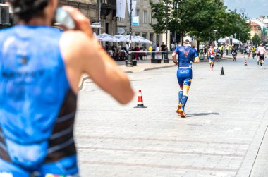 Varşova, Polonya, 9 Haziran 2024: Ironman triatlonu, eski Varşova şehir merkezinde demir adam triatlon yarışları, editoryal görüntü