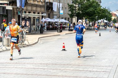 Varşova, Polonya, 9 Haziran 2024: Ironman triatlonu, eski Varşova şehir merkezinde demir adam triatlon yarışları, editoryal görüntü