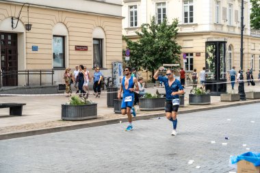 Varşova, Polonya, 9 Haziran 2024: Ironman triatlonu, eski Varşova şehir merkezinde demir adam triatlon yarışları, editoryal görüntü