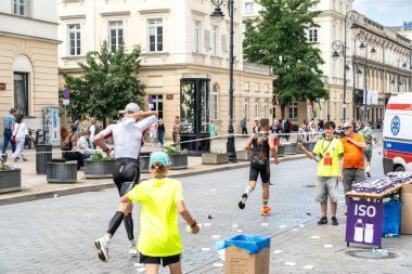 Varşova, Polonya, 9 Haziran 2024: Ironman triatlonu, eski Varşova şehir merkezinde demir adam triatlon yarışları, editoryal görüntü