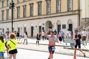 Varşova, Polonya, 9 Haziran 2024: Ironman triatlonu, eski Varşova şehir merkezinde demir adam triatlon yarışları, editoryal görüntü