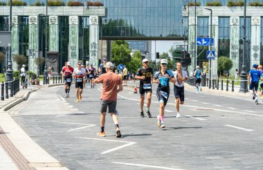 Varşova, Polonya, 9 Haziran 2024: Ironman triatlonu, eski Varşova şehir merkezinde demir adam triatlon yarışları, editoryal görüntü