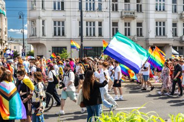 Varşova, Polonya, 15 Haziran 2024: Lgbtq gurur geçidi, lgbt gökkuşağı bayrakları, renkli karnaval kalabalığı, gey hoşgörü festivali, özgürlük ve aşk sembolü, mutlu eğlence ortamı, editoryal görüntü