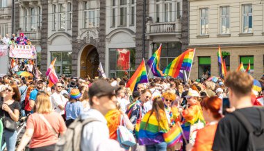 Varşova, Polonya, 15 Haziran 2024: Lgbtq gurur geçidi, lgbt gökkuşağı bayrakları, renkli karnaval kalabalığı, gey hoşgörü festivali, özgürlük ve aşk sembolü, mutlu eğlence ortamı, editoryal görüntü