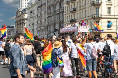 Varşova, Polonya, 15 Haziran 2024: Lgbtq gurur geçidi, lgbt gökkuşağı bayrakları, renkli karnaval kalabalığı, gey hoşgörü festivali, özgürlük ve aşk sembolü, mutlu eğlence ortamı, editoryal görüntü