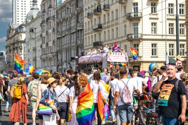 Varşova, Polonya, 15 Haziran 2024: Lgbtq gurur geçidi, lgbt gökkuşağı bayrakları, renkli karnaval kalabalığı, gey hoşgörü festivali, özgürlük ve aşk sembolü, mutlu eğlence ortamı, editoryal görüntü