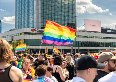 Varşova, Polonya, 15 Haziran 2024: Lgbtq gurur geçidi, lgbt gökkuşağı bayrakları, renkli karnaval kalabalığı, gey hoşgörü festivali, özgürlük ve aşk sembolü, mutlu eğlence ortamı, editoryal görüntü