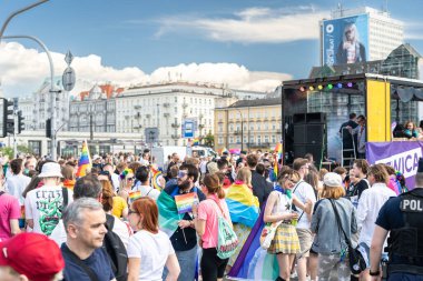 Varşova, Polonya, 15 Haziran 2024: Lgbtq gurur geçidi, lgbt gökkuşağı bayrakları, renkli karnaval kalabalığı, gey hoşgörü festivali, özgürlük ve aşk sembolü, mutlu eğlence ortamı, editoryal görüntü