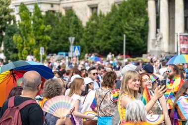 Varşova, Polonya, 15 Haziran 2024: Lgbtq gurur geçidi, lgbt gökkuşağı bayrakları, renkli karnaval kalabalığı, gey hoşgörü festivali, özgürlük ve aşk sembolü, mutlu eğlence ortamı, editoryal görüntü