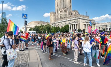 Varşova, Polonya, 15 Haziran 2024: Lgbtq gurur geçidi, lgbt gökkuşağı bayrakları, renkli karnaval kalabalığı, gey hoşgörü festivali, özgürlük ve aşk sembolü, mutlu eğlence ortamı, editoryal görüntü