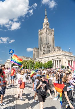 Varşova, Polonya, 15 Haziran 2024: Lgbtq gurur geçidi, lgbt gökkuşağı bayrakları, renkli karnaval kalabalığı, gey hoşgörü festivali, özgürlük ve aşk sembolü, mutlu eğlence ortamı, editoryal görüntü