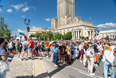 Varşova, Polonya, 15 Haziran 2024: Lgbtq gurur geçidi, lgbt gökkuşağı bayrakları, renkli karnaval kalabalığı, gey hoşgörü festivali, özgürlük ve aşk sembolü, mutlu eğlence ortamı, editoryal görüntü
