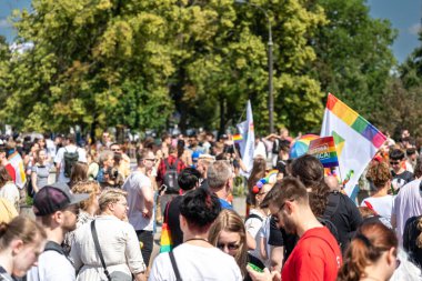 Varşova, Polonya, 15 Haziran 2024: Lgbtq gurur geçidi, lgbt gökkuşağı bayrakları, renkli karnaval kalabalığı, gey hoşgörü festivali, özgürlük ve aşk sembolü, mutlu eğlence ortamı, editoryal görüntü