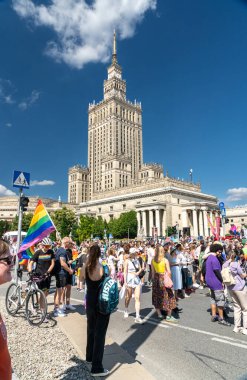 Varşova, Polonya, 15 Haziran 2024: Lgbtq gurur geçidi, lgbt gökkuşağı bayrakları, renkli karnaval kalabalığı, gey hoşgörü festivali, özgürlük ve aşk sembolü, mutlu eğlence ortamı, editoryal görüntü