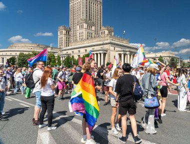Varşova, Polonya, 15 Haziran 2024: Lgbtq gurur geçidi, lgbt gökkuşağı bayrakları, renkli karnaval kalabalığı, gey hoşgörü festivali, özgürlük ve aşk sembolü, mutlu eğlence ortamı, editoryal görüntü