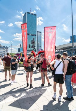 Varşova, Polonya, 15 Haziran 2024: Lgbtq gurur geçidi, lgbt gökkuşağı bayrakları, renkli karnaval kalabalığı, gey hoşgörü festivali, özgürlük ve aşk sembolü, mutlu eğlence ortamı, editoryal görüntü