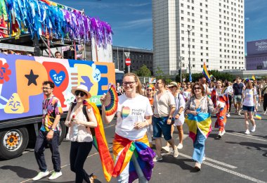 Varşova, Polonya, 15 Haziran 2024: Lgbtq gurur geçidi, lgbt gökkuşağı bayrakları, renkli karnaval kalabalığı, gey hoşgörü festivali, özgürlük ve aşk sembolü, mutlu eğlence ortamı, editoryal görüntü