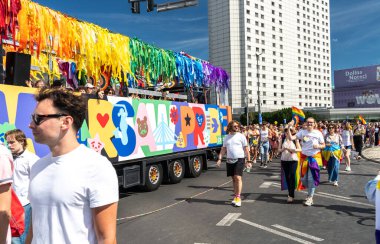 Varşova, Polonya, 15 Haziran 2024: Lgbtq gurur geçidi, lgbt gökkuşağı bayrakları, renkli karnaval kalabalığı, gey hoşgörü festivali, özgürlük ve aşk sembolü, mutlu eğlence ortamı, editoryal görüntü