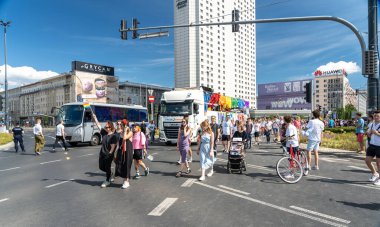 Varşova, Polonya, 15 Haziran 2024: Lgbtq gurur geçidi, lgbt gökkuşağı bayrakları, renkli karnaval kalabalığı, gey hoşgörü festivali, özgürlük ve aşk sembolü, mutlu eğlence ortamı, editoryal görüntü