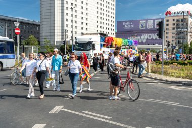 Varşova, Polonya, 15 Haziran 2024: Lgbtq gurur geçidi, lgbt gökkuşağı bayrakları, renkli karnaval kalabalığı, gey hoşgörü festivali, özgürlük ve aşk sembolü, mutlu eğlence ortamı, editoryal görüntü