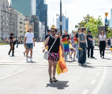 Varşova, Polonya, 15 Haziran 2024: Lgbtq gurur geçidi, lgbt gökkuşağı bayrakları, renkli karnaval kalabalığı, gey hoşgörü festivali, özgürlük ve aşk sembolü, mutlu eğlence ortamı, editoryal görüntü