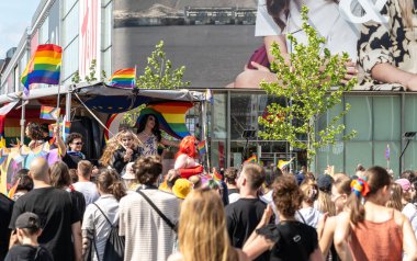 Varşova, Polonya, 15 Haziran 2024: Lgbtq gurur geçidi, lgbt gökkuşağı bayrakları, renkli karnaval kalabalığı, gey hoşgörü festivali, özgürlük ve aşk sembolü, mutlu eğlence ortamı, editoryal görüntü