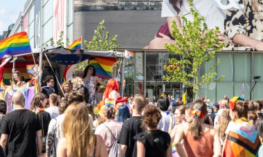 Varşova, Polonya, 15 Haziran 2024: Lgbtq gurur geçidi, lgbt gökkuşağı bayrakları, renkli karnaval kalabalığı, gey hoşgörü festivali, özgürlük ve aşk sembolü, mutlu eğlence ortamı, editoryal görüntü