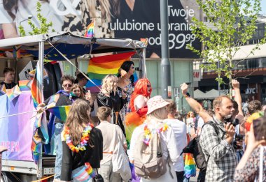 Varşova, Polonya, 15 Haziran 2024: Lgbtq gurur geçidi, lgbt gökkuşağı bayrakları, renkli karnaval kalabalığı, gey hoşgörü festivali, özgürlük ve aşk sembolü, mutlu eğlence ortamı, editoryal görüntü