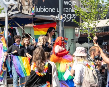Varşova, Polonya, 15 Haziran 2024: Lgbtq gurur geçidi, lgbt gökkuşağı bayrakları, renkli karnaval kalabalığı, gey hoşgörü festivali, özgürlük ve aşk sembolü, mutlu eğlence ortamı, editoryal görüntü