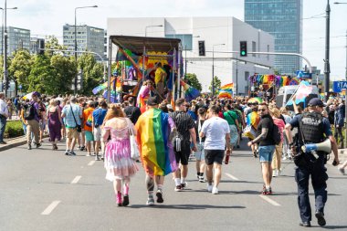 Varşova, Polonya, 15 Haziran 2024: Lgbtq gurur geçidi, lgbt gökkuşağı bayrakları, renkli karnaval kalabalığı, gey hoşgörü festivali, özgürlük ve aşk sembolü, mutlu eğlence ortamı, editoryal görüntü