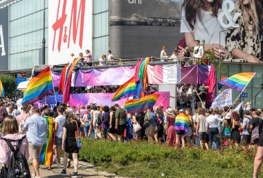 Varşova, Polonya, 15 Haziran 2024: Lgbtq gurur geçidi, lgbt gökkuşağı bayrakları, renkli karnaval kalabalığı, gey hoşgörü festivali, özgürlük ve aşk sembolü, mutlu eğlence ortamı, editoryal görüntü