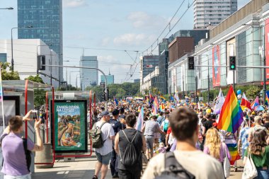 Varşova, Polonya, 15 Haziran 2024: Lgbtq gurur geçidi, lgbt gökkuşağı bayrakları, renkli karnaval kalabalığı, gey hoşgörü festivali, özgürlük ve aşk sembolü, mutlu eğlence ortamı, editoryal görüntü