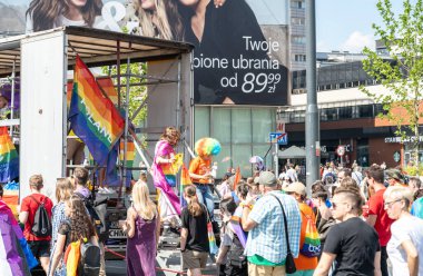 Varşova, Polonya, 15 Haziran 2024: Lgbtq gurur geçidi, lgbt gökkuşağı bayrakları, renkli karnaval kalabalığı, gey hoşgörü festivali, özgürlük ve aşk sembolü, mutlu eğlence ortamı, editoryal görüntü