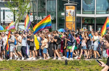Varşova, Polonya, 15 Haziran 2024: Lgbtq gurur geçidi, lgbt gökkuşağı bayrakları, renkli karnaval kalabalığı, gey hoşgörü festivali, özgürlük ve aşk sembolü, mutlu eğlence ortamı, editoryal görüntü