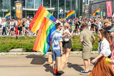 Varşova, Polonya, 15 Haziran 2024: Lgbtq gurur geçidi, lgbt gökkuşağı bayrakları, renkli karnaval kalabalığı, gey hoşgörü festivali, özgürlük ve aşk sembolü, mutlu eğlence ortamı, editoryal görüntü