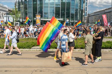 Varşova, Polonya, 15 Haziran 2024: Lgbtq gurur geçidi, lgbt gökkuşağı bayrakları, renkli karnaval kalabalığı, gey hoşgörü festivali, özgürlük ve aşk sembolü, mutlu eğlence ortamı, editoryal görüntü