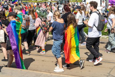Varşova, Polonya, 15 Haziran 2024: Lgbtq gurur geçidi, lgbt gökkuşağı bayrakları, renkli karnaval kalabalığı, gey hoşgörü festivali, özgürlük ve aşk sembolü, mutlu eğlence ortamı, editoryal görüntü