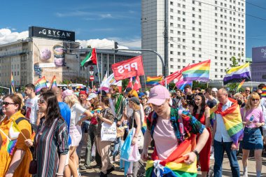 Varşova, Polonya, 15 Haziran 2024: Lgbtq gurur geçidi, lgbt gökkuşağı bayrakları, renkli karnaval kalabalığı, gey hoşgörü festivali, özgürlük ve aşk sembolü, mutlu eğlence ortamı, editoryal görüntü