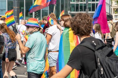 Varşova, Polonya, 15 Haziran 2024: Lgbtq gurur geçidi, lgbt gökkuşağı bayrakları, renkli karnaval kalabalığı, gey hoşgörü festivali, özgürlük ve aşk sembolü, mutlu eğlence ortamı, editoryal görüntü