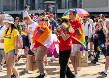 Varşova, Polonya, 15 Haziran 2024: Lgbtq gurur geçidi, lgbt gökkuşağı bayrakları, renkli karnaval kalabalığı, gey hoşgörü festivali, özgürlük ve aşk sembolü, mutlu eğlence ortamı, editoryal görüntü
