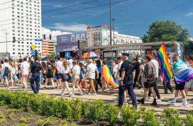 Varşova, Polonya, 15 Haziran 2024: Lgbtq gurur geçidi, lgbt gökkuşağı bayrakları, renkli karnaval kalabalığı, gey hoşgörü festivali, özgürlük ve aşk sembolü, mutlu eğlence ortamı, editoryal görüntü