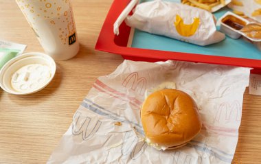 Varşova, Polonya - 2 Mayıs 2024: Hakiki McDonald Burger, otantik görünüm, reklam değil. MacDonald 's restoranı, Mac Donald fast food, Varşova' da Amerikan burgeri, popüler yemek, editör imajı.