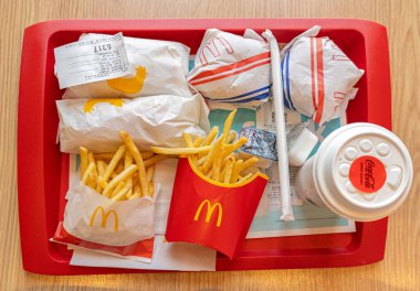 Varşova, Polonya - 2 Mayıs 2024: Polonya 'da hamburger, patates kızartması, sos ve içecek, Macdonalds restoranı, Mac Donald Fast Food, Ünlü Franchise Mcdonald, Editoryal Image