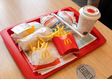 Varşova, Polonya - 2 Mayıs 2024: Polonya 'da hamburger, patates kızartması, sos ve içecek, Macdonalds restoranı, Mac Donald Fast Food, Ünlü Franchise Mcdonald, Editoryal Image